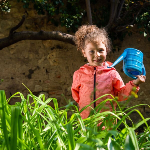Enfant jouant dans la nature