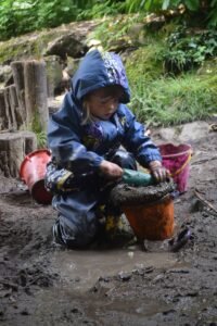 Enfant jouant dans la boue