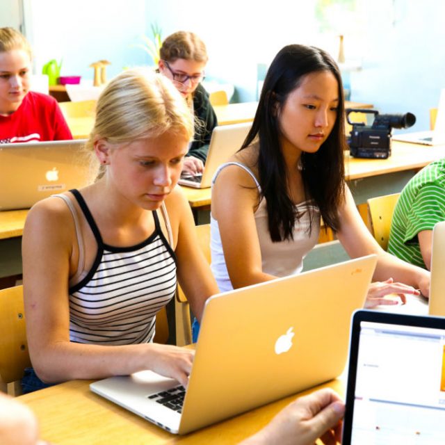 Jeunes sur un ordinateur à l'école Steiner Waldorf