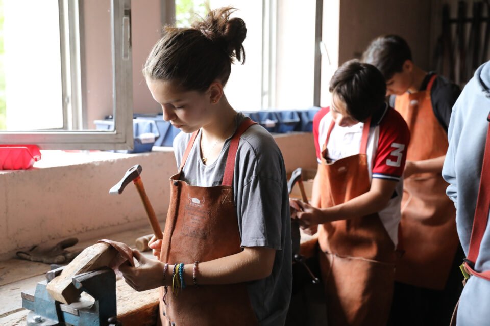 Développer les compétences humaines par le travail manuel