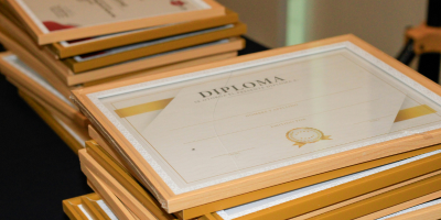 pile de diplômes